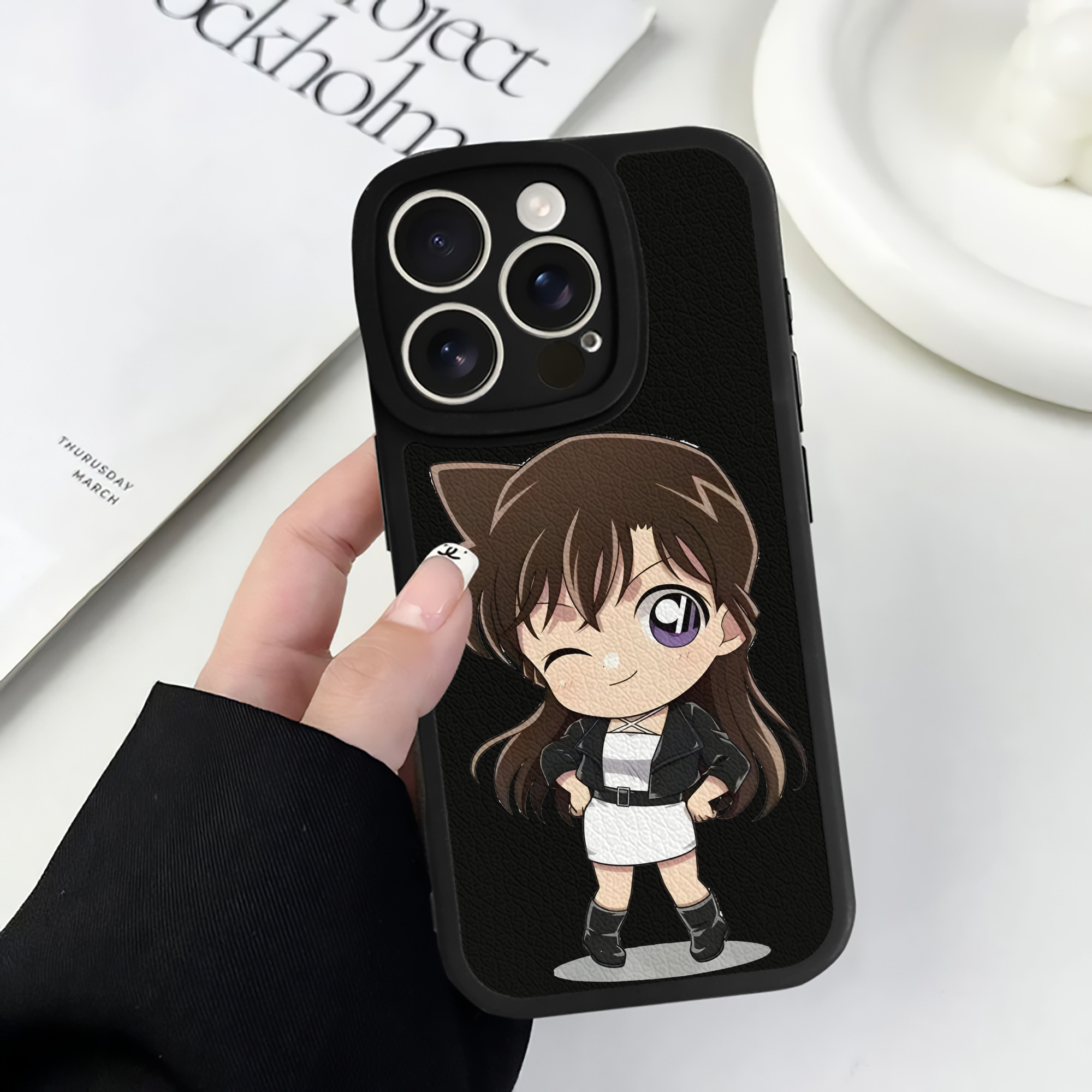 （画像用） 名探偵コナン 毛利 蘭 もうり らん、モーリ ラン Detective Conan Rachel Moore 【iPhone 16シリーズ対応】シリコンスマホケース（レザー調） 材質：シリコン